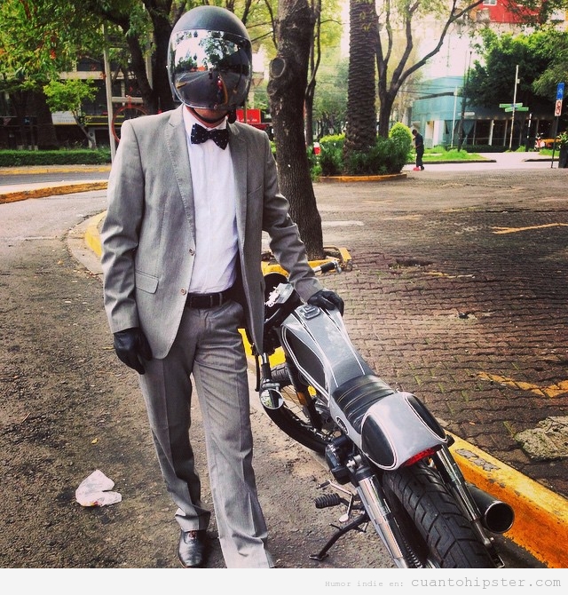 Hipster vestido elegante en moto de motocross