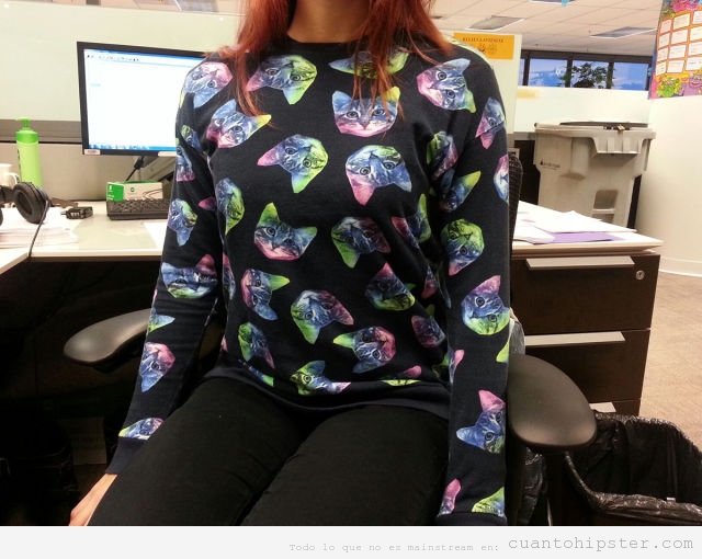 Compañera oficina hipster con sudadera estampado de gatos