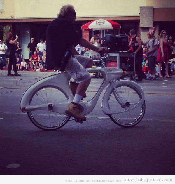 Señor mayor look hipster en una bicicleta moderna