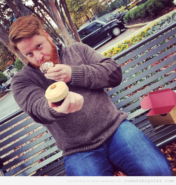 Chico hipster con cupcake imitando pose Instagram chicas