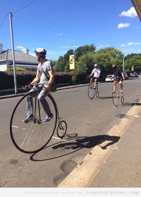 Foto WTF, tres hipsters con bicicleta rueda grande