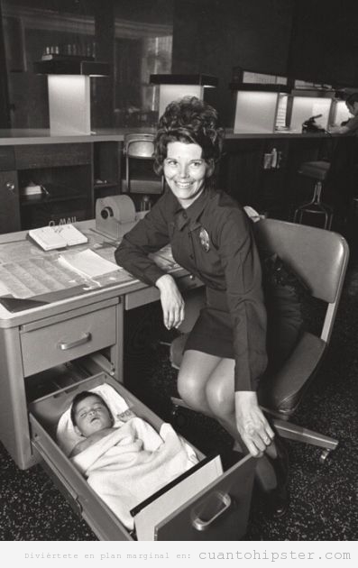 Foto antigua, oficinista con bebé en un cajón del escritorio
