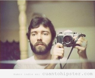 Padre hipster selfie con cámara analógica