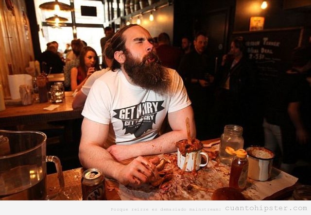Chico hipster con barba en un concurso de comida 2