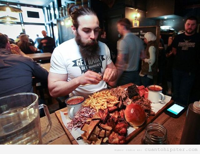 Chico hipster con barba en un concurso de comida