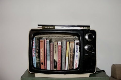 Televisor vintage como estantería libros o biblioteca