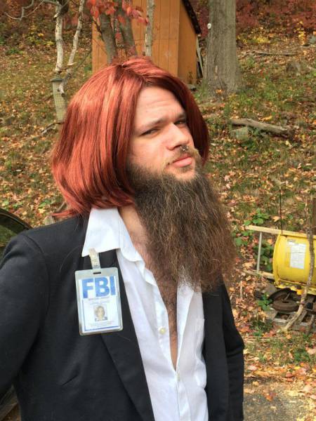 Hipster con barba disfrazado de Scully de Expediente X