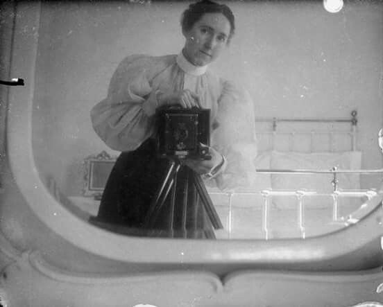 Mujer haciéndose un selfie en el baño, siglo XIX