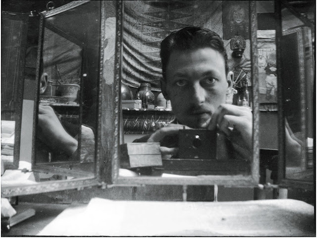 Foto antigua, un selfie en el espejo en el siglo XIX