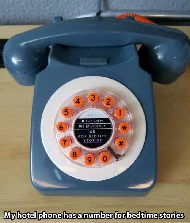 Foto teléfono atiguo de rueda en un hotel vintage