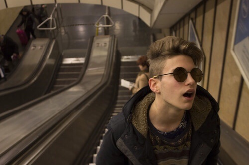 Chico hipster escalera del metro