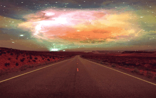 Gif animado carretera solitaria y cielo psicodélico