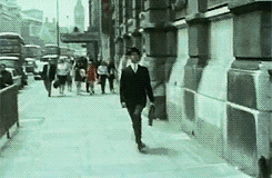 Gif gracioso Monty Python caminar bailando