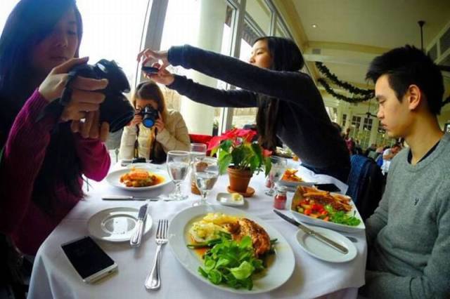 Foto graciosa chico comiendo con sus amigas Instagramers