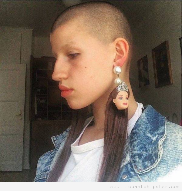 Chica hipster con pendientes cabeza de Barbie