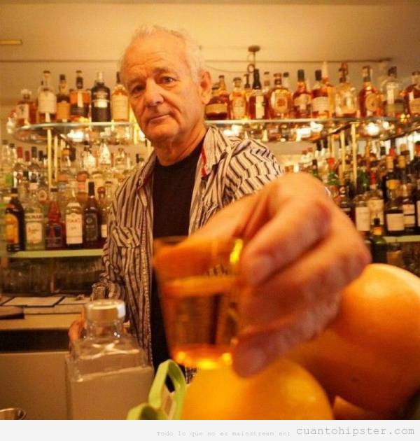 Foto de Bill Murray sirviendo copas en un bar