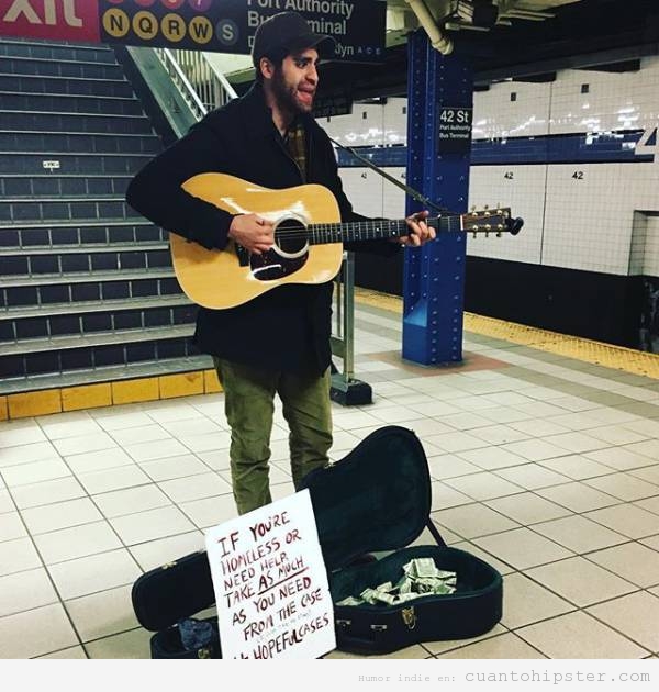 Cantante hipster en el metro con cartel solidario