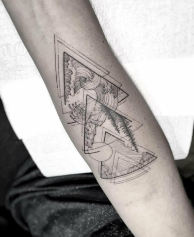 Tatuajes hipsters triángulo y paisaje