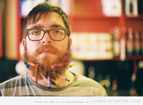 Chico Hipster con barba larga se pega crayons y lapices de colores