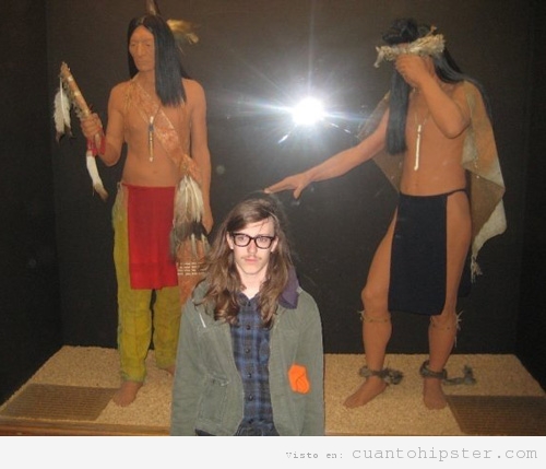 Hipster de excursión al museo de historia de indios americanos