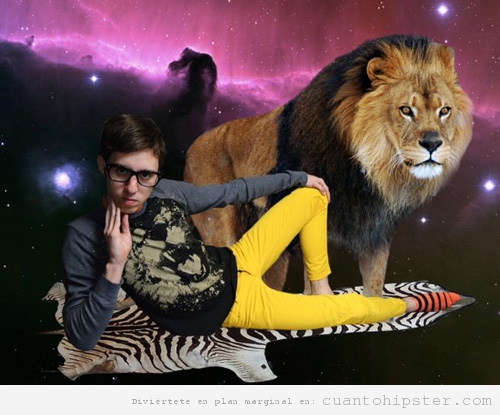 Retrato cósmico de estudio de u chico con ropa hipster y un león 