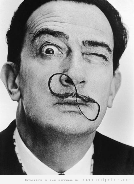 Dalí con un bigote en forma de 8 o infinito