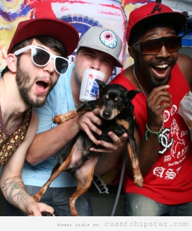 Tres chicos con ropa hipster y un perro