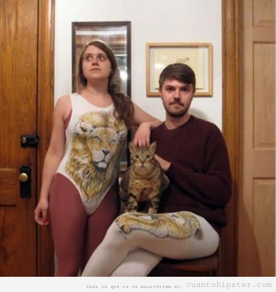 Chico y chica hipsters con mallas y maillot de león y gato