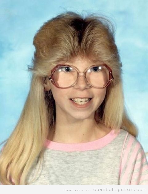 Foto de anuario de colegio de una niña hipster años 90