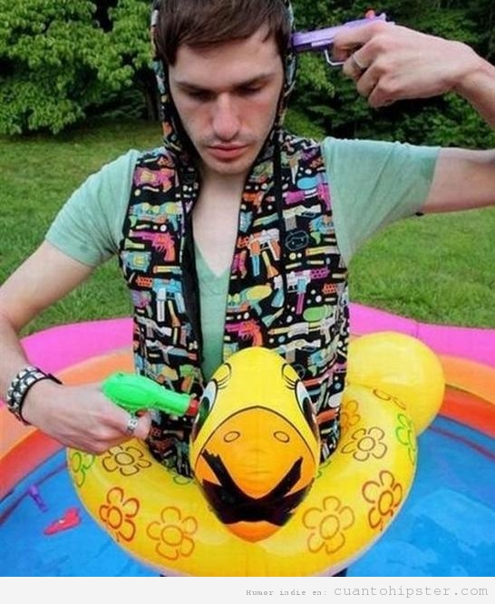 Hipster en una piscina suicidándose con un flotador de pato
