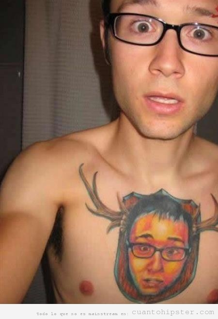 Tatuaje hipster con su cara tatuada con cuernos de ciervo