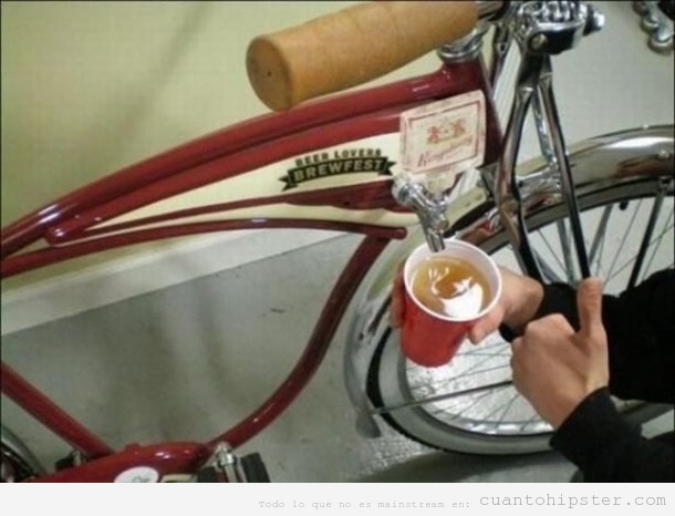 Bicicleta retro con u grifo del que sale cerveza para hipsters