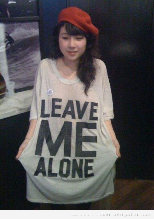 Chica asiática hipster con camiseta XXL leave me alone