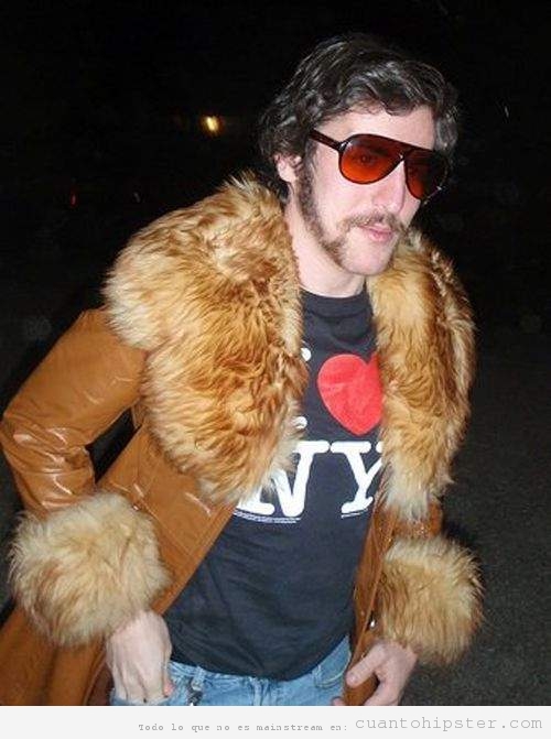 Chico hipster con camiseta I Love NY y abrigo de piel