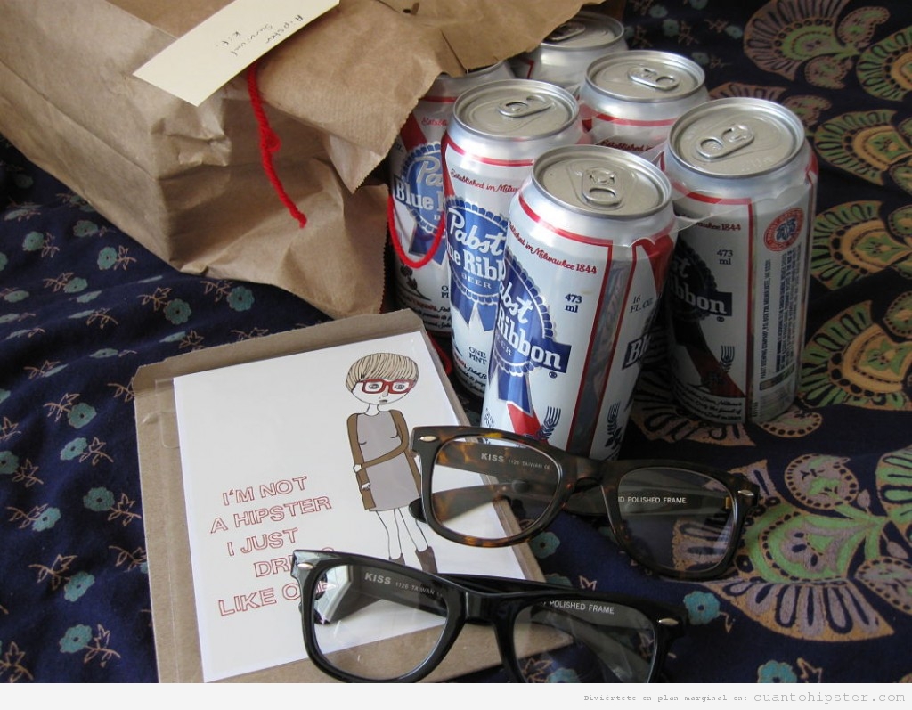 Kit supervivencia hipster con cerveza PBR, gafas d pasta falsas y novela gráfica