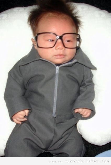 Bebé con gafas de pasta disfrazado de Kim Jong-un, líder norcoreano