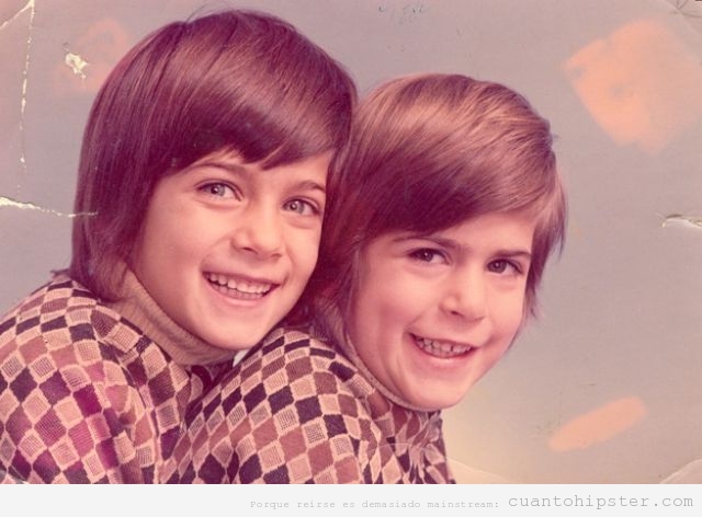 Niños hermanos con look popie años 70