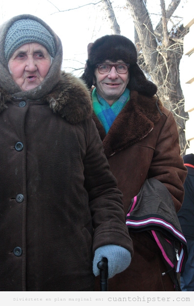 Look hipster de invierno de señor y señora rusos mayores