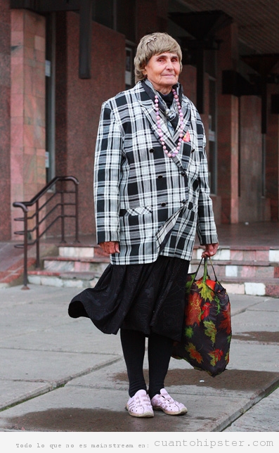 Señora mayor rusa con ropa vintage hipster