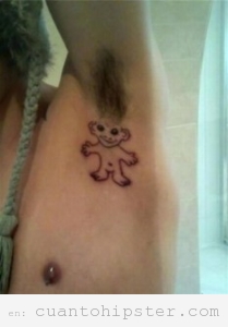 Tatuaje hipster en el sobaco con el dibujo del juguete troll de los años 90