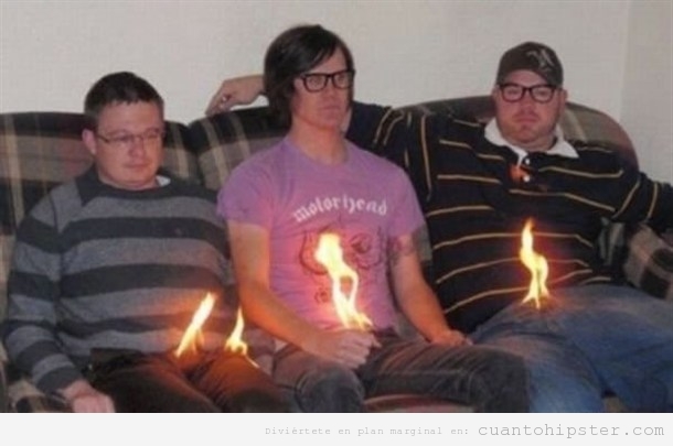 Tres hipsters con los pantalones ardiendo en llamas
