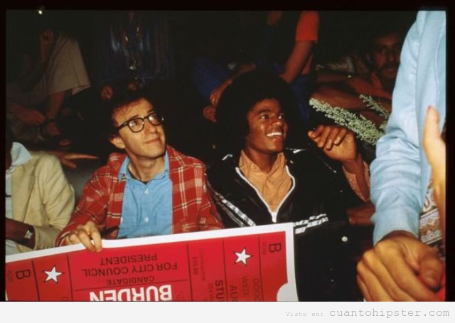Woody Allen y Michael Jackson con look hipster  juntos viendo una película