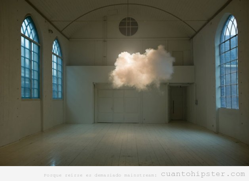 Foto hipster nube dentro de un edificio arte posmoderno