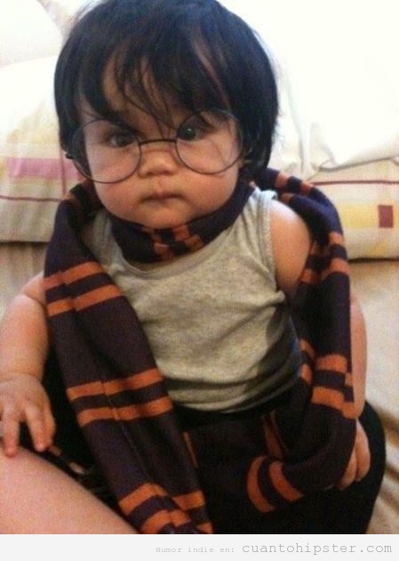 Bebé japonés Harry Potter o hipster