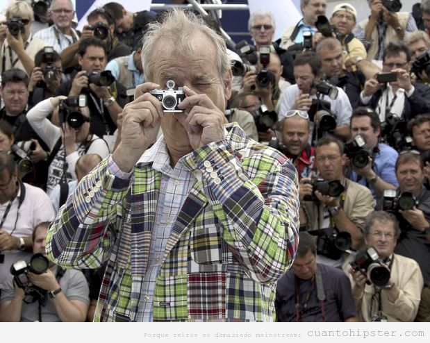 Bill Murray vestido con look hipster y haciendo fotos con una cámara pequeña en Cannes 2012