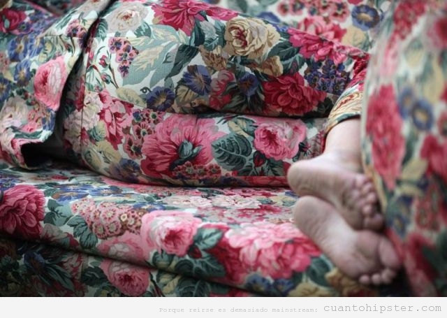 Chica hipster con pantalón estampado igual que el sofá de su abuela