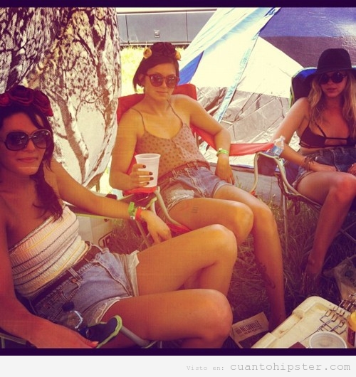 Chicas con look hipster en sillas de camping