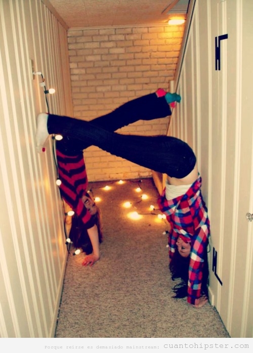 Chicas hipsters gimnasia en el pasillo de su casa