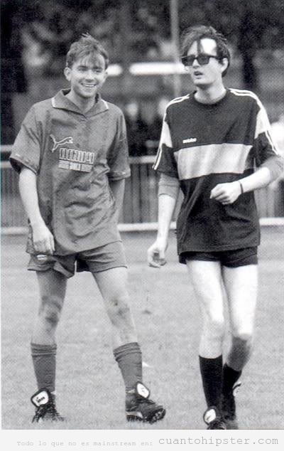 Damon Albarn y Jarvis Cocker  juegan a fútbol con look retro