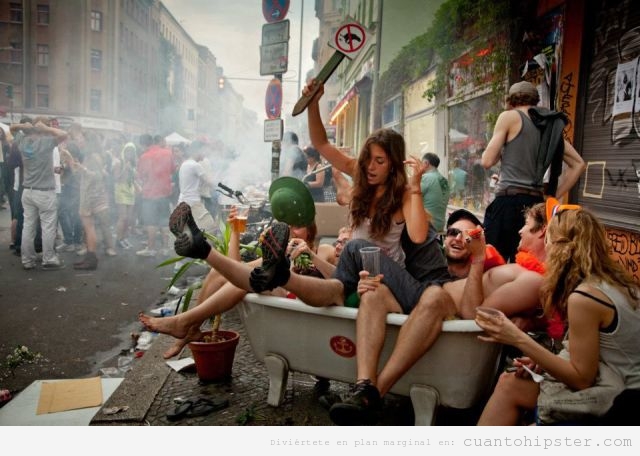 Bañera en medio de la calle en una fiesta hipster